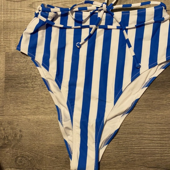 Bikini - Picture 2 of 7